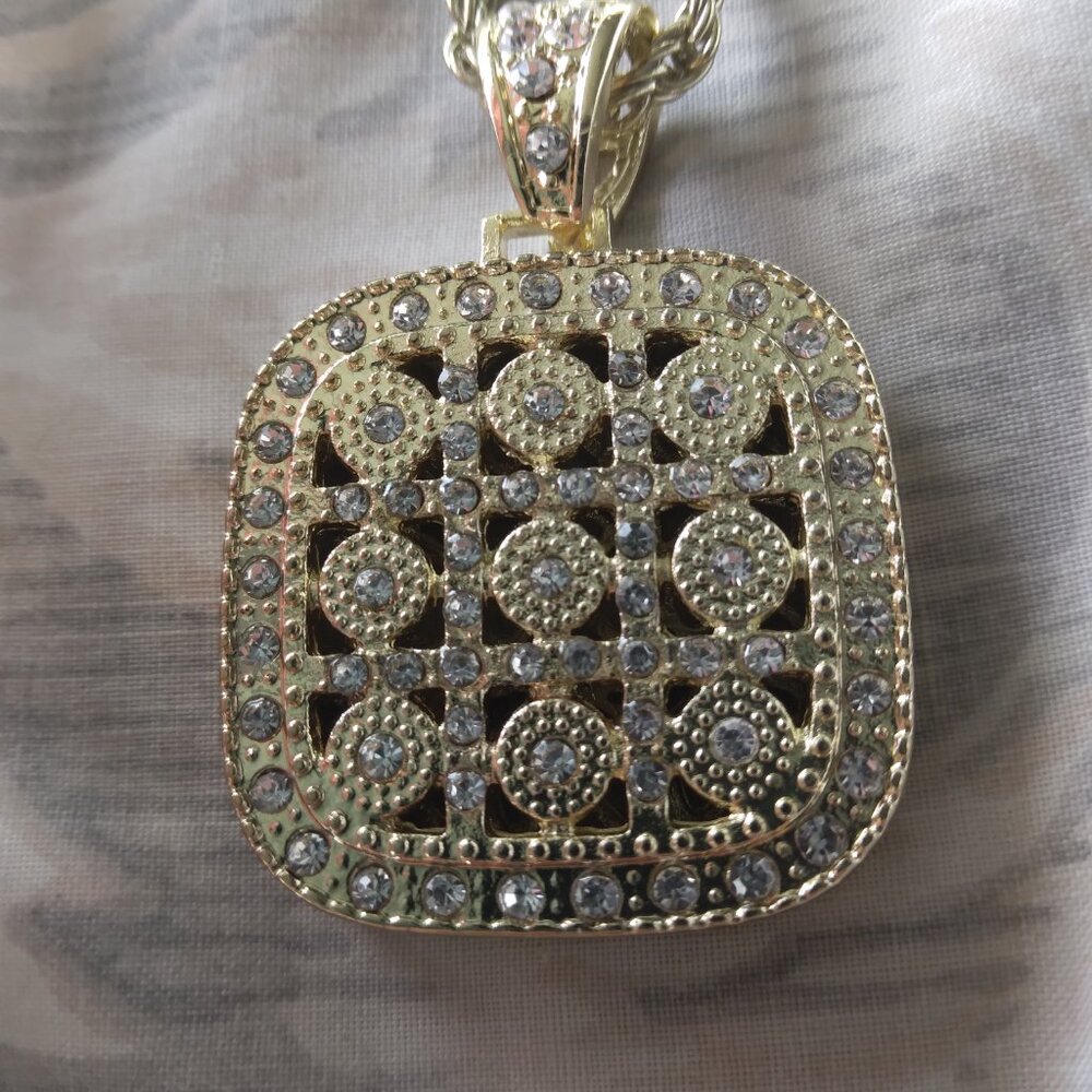 Women's necklace